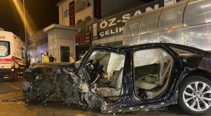 Milyon liralık lüks otomobil metro duvarına ok gibi saplandı: 1 ağır yaralı
