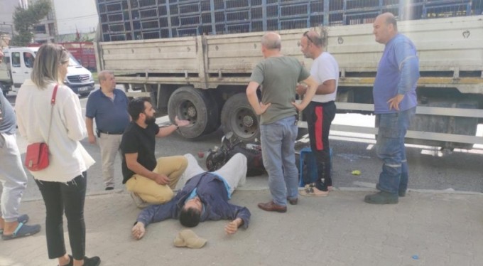 Motosiklet kamyonla kaldırım arasına sıkıştı: 1 yaralı