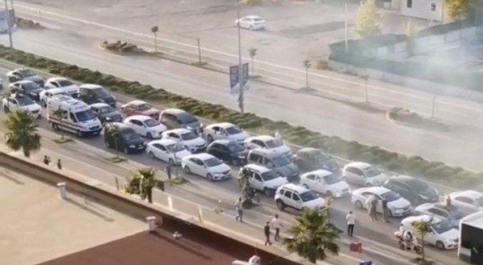 Bursa'da meşalelerle yol kesen asker konvoyu ambulansın geçişine izin vermedi