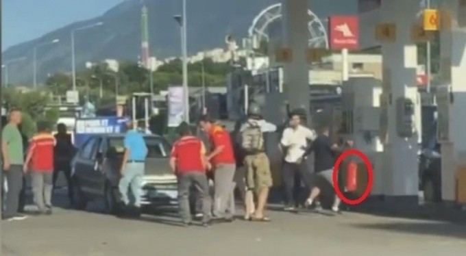 Yol verme kavgası... Yangın tüpüyle saldırdı