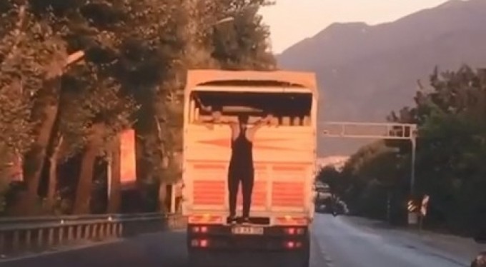 Kamyon kapağında yolculuk