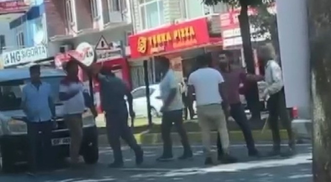 Trafikte tartışan grup yolun ortasında sopalarla birbirine girdi