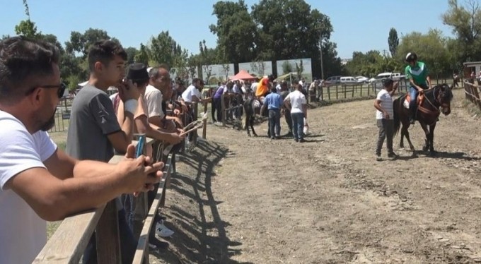 Rahvan atları yarışı nefes kesti