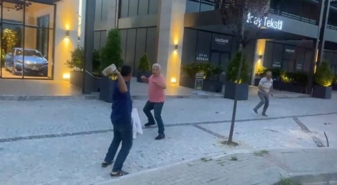 Bursa'da kadınların ayaklarını çeken kişiye meydan dayağı