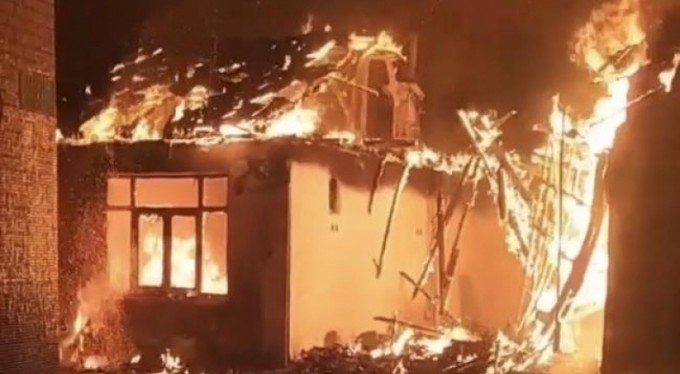 Kullanılmayan bina alev alev yandı: Mahalleli sokağa döküldü