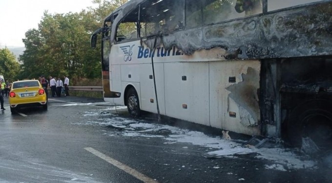 Yolcu otobüsü alev alev yandı; karayolu ulaşıma kapandı