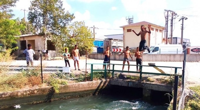 Sıcaktan bunaldılar soluğu su kanalında aldılar