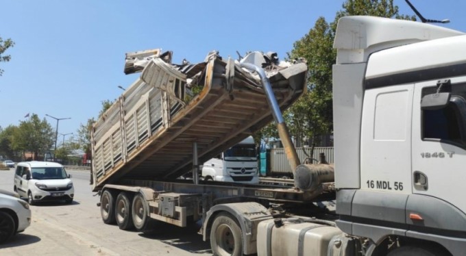 Damperi açık kamyon üst geçide çarptı