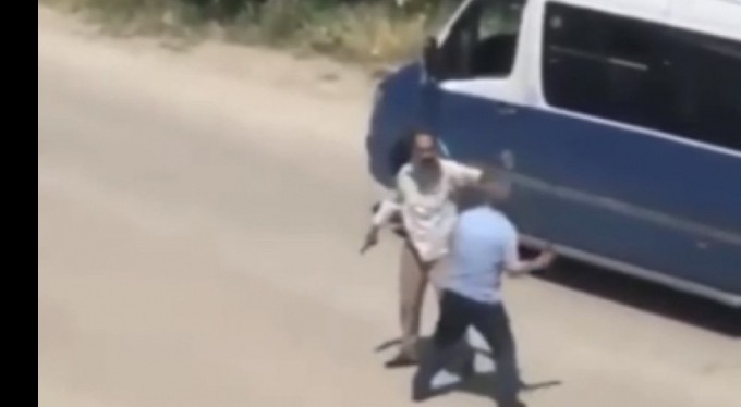 İşçi servisi ile minibüs şoförünün silahlı, sopalı kavgası kamerada