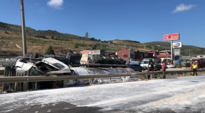 Bursa'da tır refüje devrildi: 1 yaralı