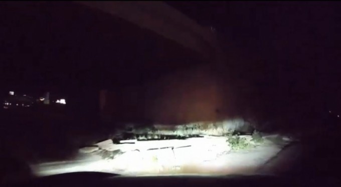 Viraja hızlı giren otomobil köprü duvarına çarptı