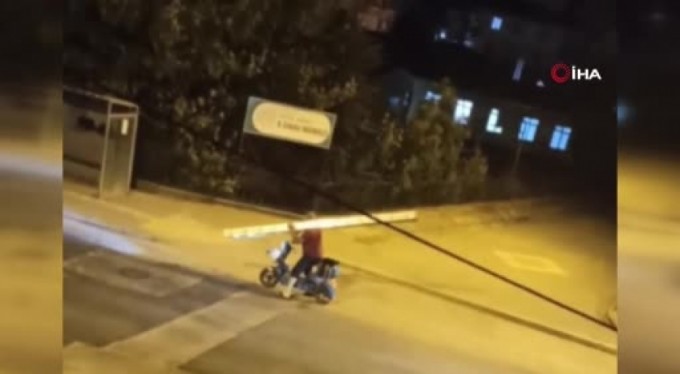 3 metrelik merdiveni motosikletle taşımaya çalıştı
