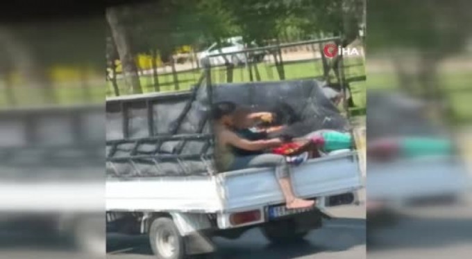 Kamyonet kasasında tehlikeli yolculuk