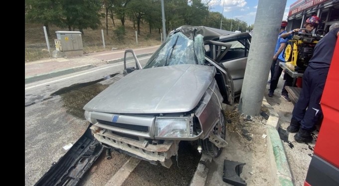 Bursa'da otomobil yön levhasına çarptı, hurdaya döndü: 1 ağır yaralı