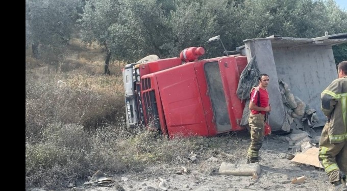 Bursa'da çimento yüklü kamyon devrildi : 1 ölü