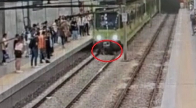 Metronun önüne atlayan şahıs yürekleri ağza getirdi
