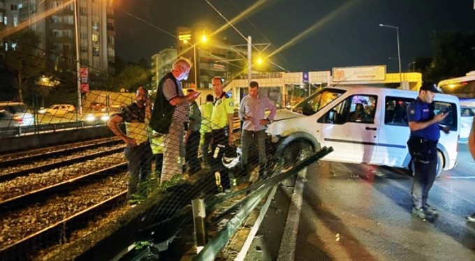 Bursa'da ticari araç metro raylarına girdi! Seferler aksadı