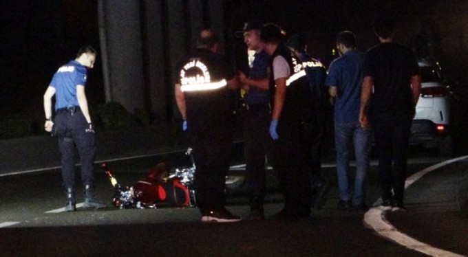 Bursa'da motosikletten düşen gençler otomobil altında kaldı