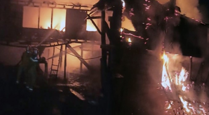 Bursa'da alevli gece! 3 kişilik ailenin evi küle döndü