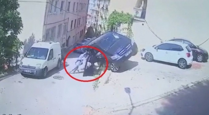 Bursa'da kadının gücü! Hareket eden VIP minibüsü böyle tuttular