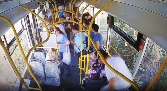 Bursa'da belediye otobüsünün karıştığı kaza anbean kamerada! 23 kişi yaralandı