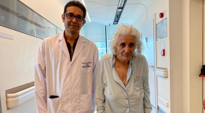 90 yaşında böbreğinden 8,5 santimlik kitle çıktı