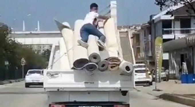 Görüntüler Bursa'dan... Kamyonet kasasında ölümüne yolculuk!