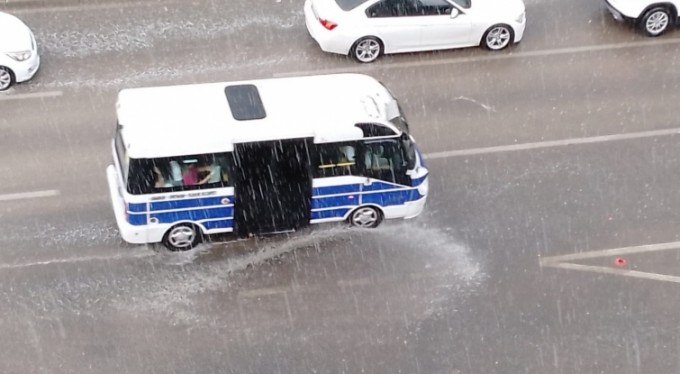 Bursalılar dikkat! Beklenen yağış başladı, göz gözü görmüyor