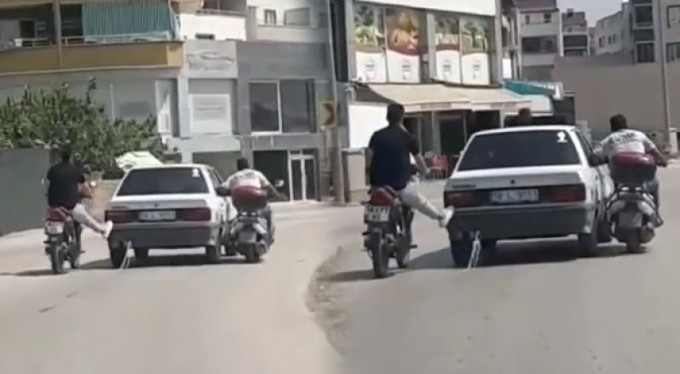 Bursa'da trafikte ilginç görüntü! Yolda kalan otomobili ayaklarıyla ittiler