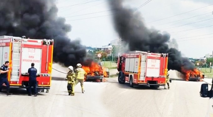 Bursa'da otomobil alev alev yandı! Sürücü canını zor kurtardı