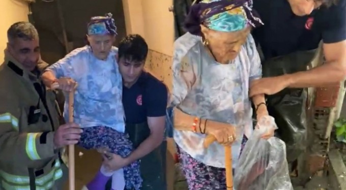 Evini su basan yaşlı kadını itfaiye eri böyle kurtardı