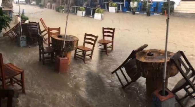 Bursa'da şiddetli yağmurda tarihi mahalleyi sel bastı