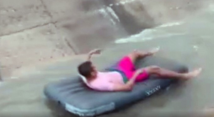 Su kanalında tehlikeli oyun! Şişme yatakla akıntıya kapıldı ve...