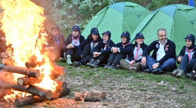 İzcilerin Uludağ eteklerinde kamp keyfi! Başkan Aktaş da ateş başında...