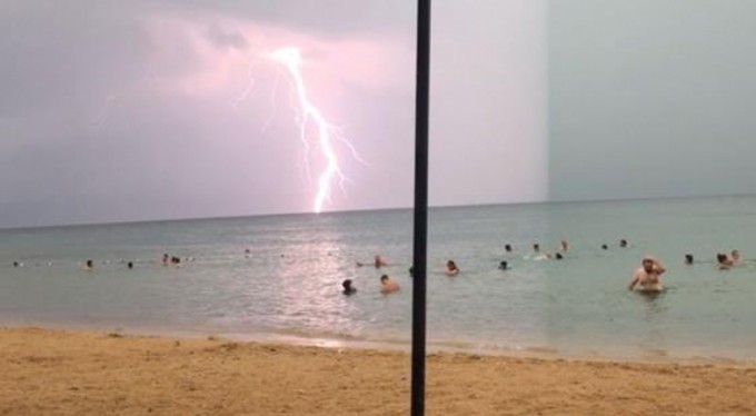 Bursa'da çakan şimşekler böyle görüntülendi