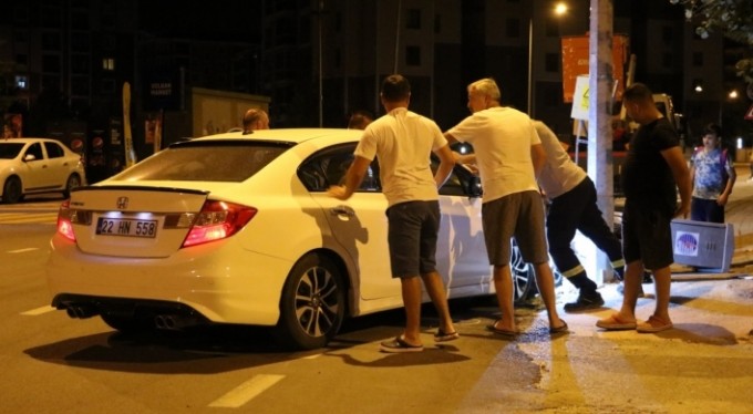 Alkolü sürücü mahalleyi elektriksiz bıraktı