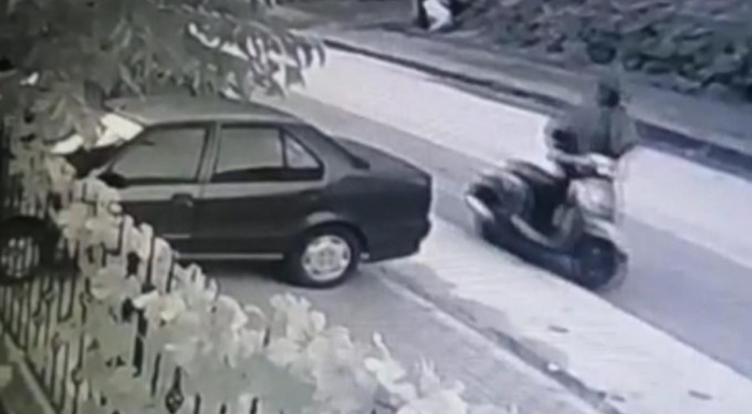 Bursa'da maskeli motosiklet hırsızı anbean güvenlik kamerasında