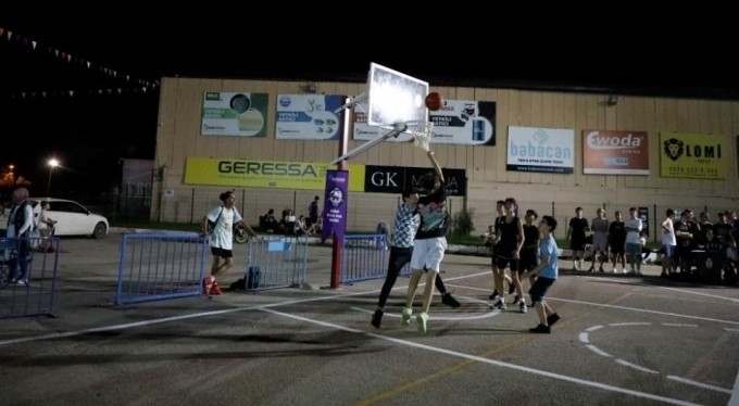İnegöl'de sokak basketbolu heyecanı... Açılışı Başkan Taban yaptı