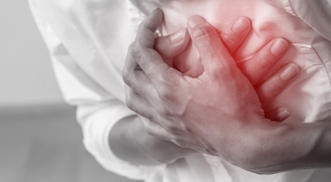 Göğüs ve sırt ağrılarına dikkat! Kalp krizi belirtisi olabilir