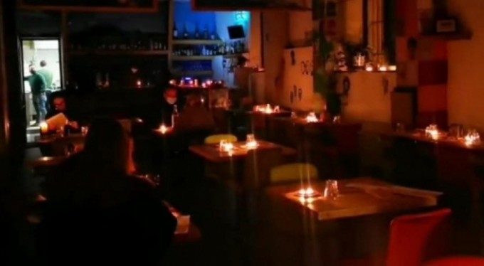 Yüksek elektrik faturası gelen restoran mum yaktı