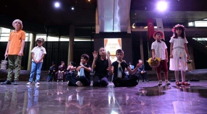 Osmangazi Tiyatro Okulu'nda prömiyer coşkusu