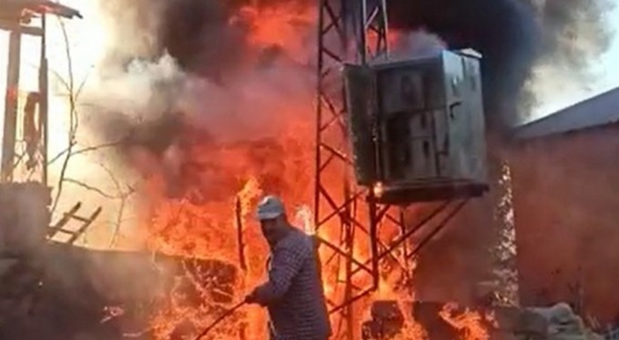 Alev topuna dönen elektrik trafosu korkuya neden oldu