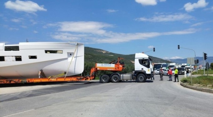 Bursa'da üretilen dev yat karayolu ile taşındı