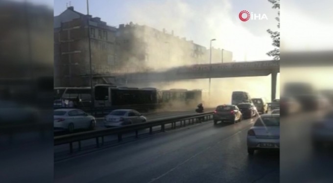 Metrobüs kazasından saniyeler sonrası kamerada! Ortalık toz dumana karıştı