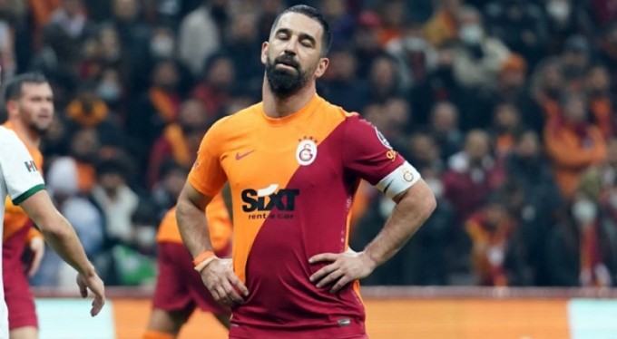 Umduğu teklifleri alamayan Arda Turan, futbolu bıraktı