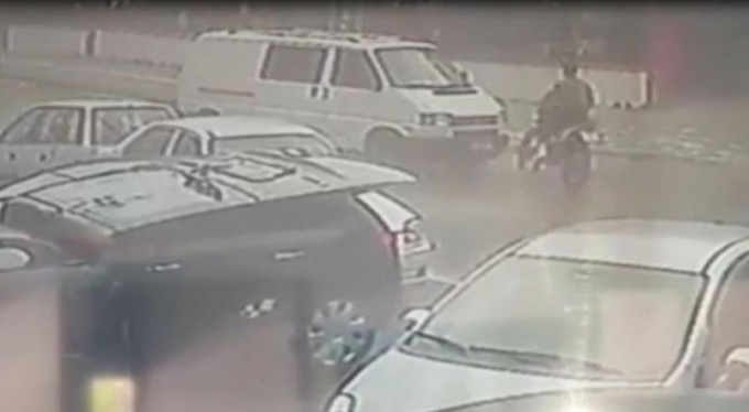 Bursa'da saniye saniye kaza! Motosiklete çarpıp kaçtı