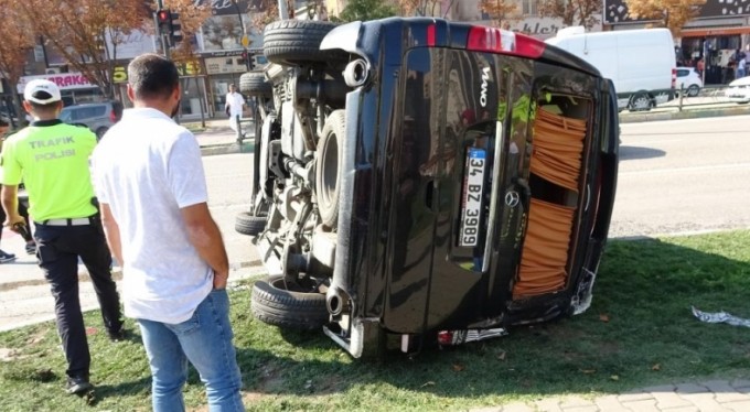Bursa'da tur minibüsü hasta nakil minibüsüne çarptı! Yan yatan minibüsten böyle çıktı