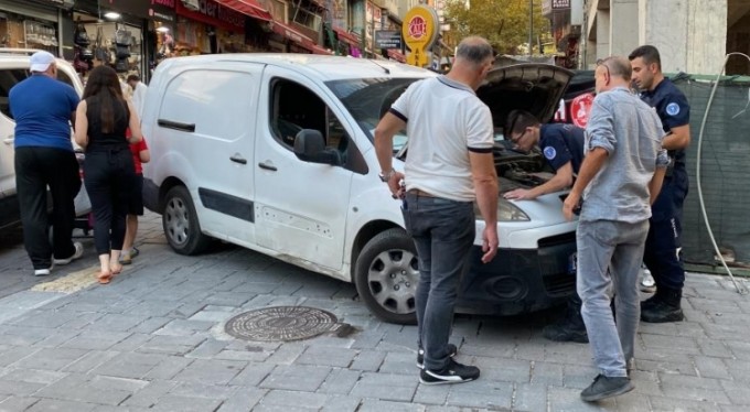 Bursa'da yavru kedi için seferber oldular! İmdadına annesi yetişti
