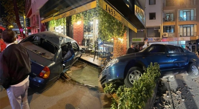 Bursa'da otomobille kafeye daldı! O anlar saniye saniye kamerada