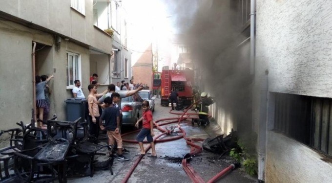 Bursa'da apartmanda korkutan yangın!